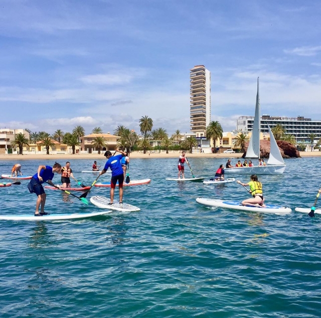  Accanto all'istruttore di paddle surf a Mazarron 